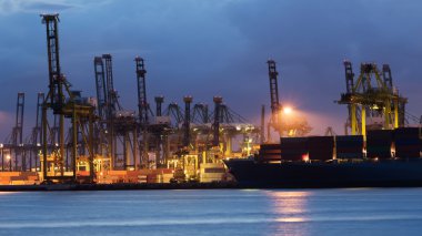 Kargo konteyner yükleme vinç.