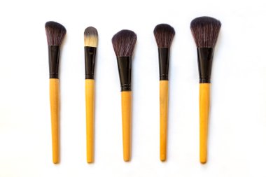 Beyaz arka plan üzerinde izole kozmetik fırçalar