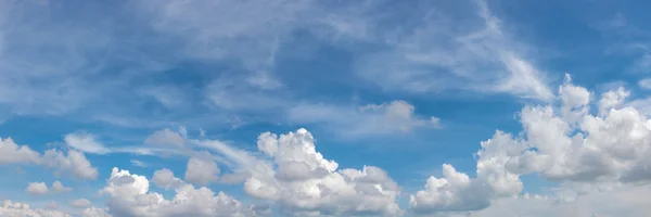 Bulut ile panoramik gökyüzü. — Stok fotoğraf