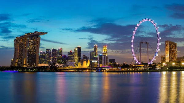 Singapore Skyline an der Marina Bay. — Stockfoto