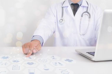 Doktor soyut bulanık bokeh arka ile çalışma