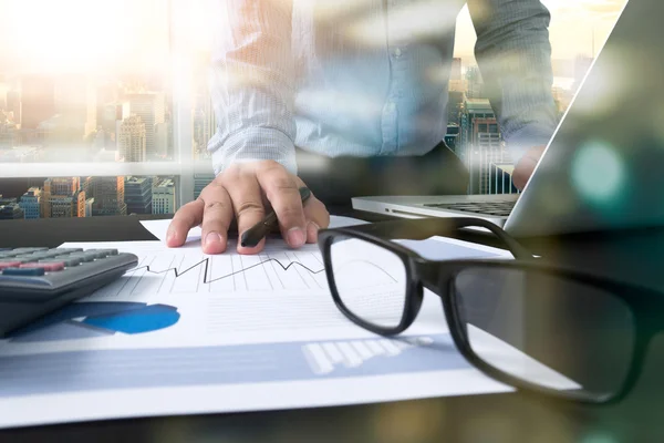 Mann arbeitet im Hintergrund — Stockfoto