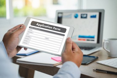 Bilgisayarda çalışan iş adamı Çevrimiçi Web İş Uygulama Formu İzleyicisi kullanıyor