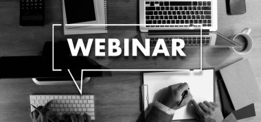 WEBINAR masadaki el E-business tarama Bilgisayardaki bağlantı, kahve, bölünmüş ton