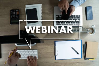 WEBINAR masadaki el E-business tarama Bilgisayardaki bağlantı, kahve, bölünmüş ton