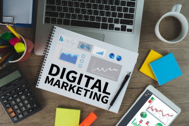 DİGİL MARKETING yeni başlatılan proje MILLENNIALS İş Ekibi mali raporlar ve bir dizüstü bilgisayarla iş başında