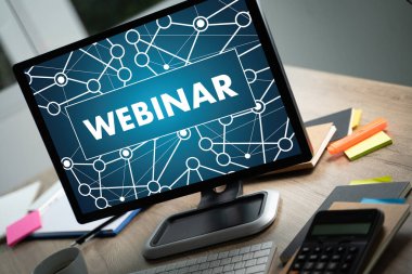 WEBINAR masadaki el E-business tarama Bilgisayardaki bağlantı, sınıfta kahve molası bulut iletişimini kullanmak için