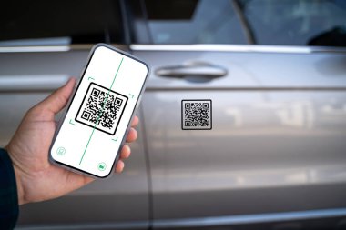 Otomatik araba telefondaki akıllı arabanın qr kodu ile kilidini açıyor