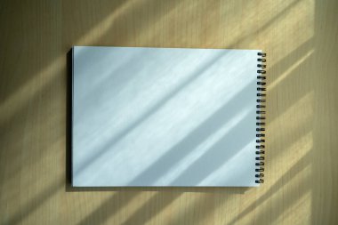 Boş düz dizüstü boş dizüstü görünüm boş dizayn kavramı. Sabit boş dizüstü bilgisayarı olan maket kitap sayfası için.