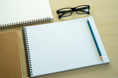 Boş düz dizüstü boş dizüstü görünüm boş dizayn kavramı. Sabit boş dizüstü bilgisayarı olan maket kitap sayfası için.