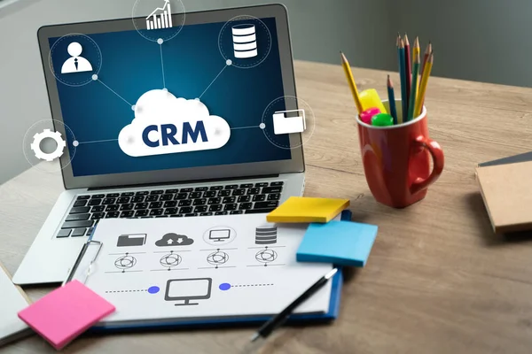 Crmビジネス顧客Crm管理分析サービスコンセプト財務報告書やノートパソコンを扱うビジネスチーム — ストック写真