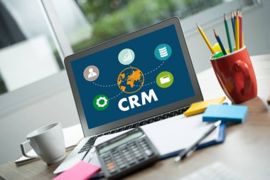 CRM Müşteri Yönetimi Analiz Servisi Kavrama İşletme Ekibi mali raporlar ve bir dizüstü bilgisayarla iş başında