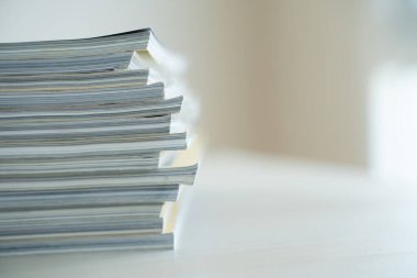 Gazete ve dergi kitapları arka plan ve katalog tasarım makale dergisi tabletli Gazete