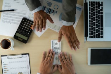 Adam dolar para yolsuzluk analiz büyüme kar mali ticaret fonları ve para değişimi ABD dolar yolsuzluk kavramı