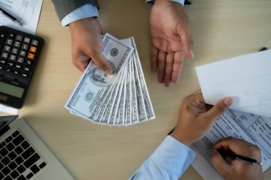 Adam dolar para yolsuzluk analiz büyüme kar mali ticaret fonları ve para değişimi ABD dolar yolsuzluk kavramı