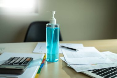 Ev hapsinde çalışan bir adam antiseptik jel sosyal mesafe covid-19 aşısı kullanarak Coronavirüs 19 Coronavirus sağlık hizmetini kazanacağız.