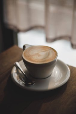 Kadınlar bir kafede kahve içerken sıcak kapuçino içmekten hoşlanırlar.