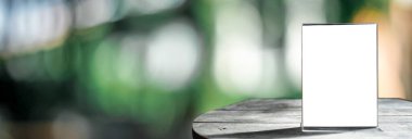 Stand Mock Up Menü çerçeve kartı bulanık arkaplan tasarım anahtarı görsel düzeni.