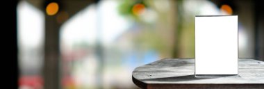 Stand Mock Up Menü çerçeve kartı bulanık arkaplan tasarım anahtarı görsel düzeni.