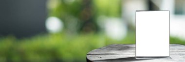 Stand Mock Up Menü çerçeve kartı bulanık arkaplan tasarım anahtarı görsel düzeni.