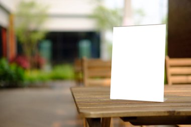 Stand Mock Up Menü çerçeve kartı bulanık arkaplan tasarım anahtarı görsel düzeni.