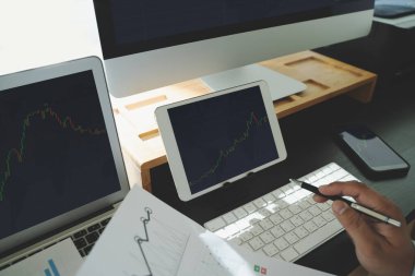 Ofisteki internet analizlerini kullanarak Veri Analizi İstatistik Bilgi İşletme Teknolojisi 'ne sıkı çalış