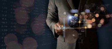 Bir hesap makinesi kullanarak çalışan iş adamı muhasebe asistanlığını dengelemek için muhasebe kavramını geliştirdi