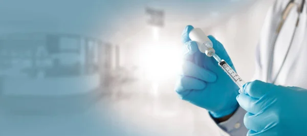 Covid Aşı Doktorun Elinde Şırınga Şişe Korona Virüsü Aşısı Var — Stok fotoğraf