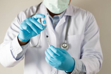 COVID-19 Aşı, doktorun elinde şırınga ve şişe korona virüsü aşısı var