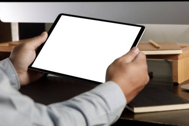 Dijital tutan eller Tablet dokunun ekran aygıtı izole ekran ve boş beyaz ekran ile tablet pc