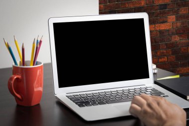 Masasında boş ekran olan dizüstü bilgisayar. İlan metniniz için boş kopya alanı olan dizüstü bilgisayarda çalışma alanı arkaplan projesi