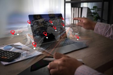 GPS izleme sistemi, çoklu konum işaretleyicilerini ve rota bağlantılarını gösteren dijital haritayla etkileşim halindedir.