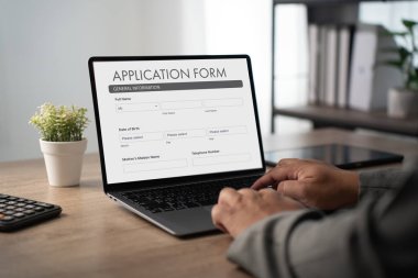 Bilgisayarda çalışan adam Çevrimiçi başvuru formunda çalışıyor. İş bulma sitesinde iş arıyor. İstihdam kavramı
