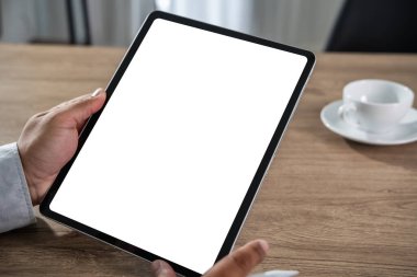 Bir iş adamı maket yapar. Boş ekranlı iPad dijital tableti ofisteki tasarım modelinizin yerini alır.