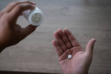 Ellerinizi kapatın. İlaç şişesinden avuç içine hap doldurun. İlaç dozajı konsepti, sağlık tedavisi, günlük rutin uyuşturucu kullanımı ve sorumlu uyuşturucu kullanımı..