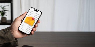 Gelen kutusu sıfır El, sıfır bildirim, gelen kutusu sıfır üretkenlik, verimli dijital e- posta temizliği için ileti yönetimi olmayan bir akıllı telefon tutar