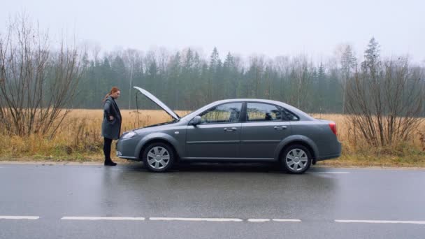 Mujer de negocios un coche roto. El coche se averió repentinamente en un camino rural mientras conducía.. — Vídeos de Stock