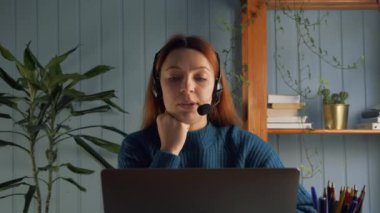 Kendinden emin beyaz iş kadını, meslektaşları veya müşterileriyle çevrimiçi video görüşmesi yapıyor, proje detaylarını tartışıyor veya çevrimiçi eğitim kurslarında uzaktan öğrenim görüyor..