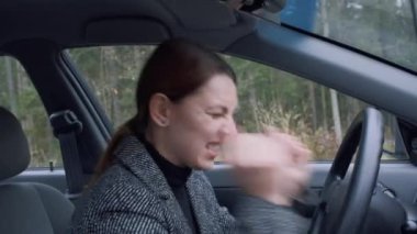 Arabada oturan genç kadın çok üzgün ve stresli.