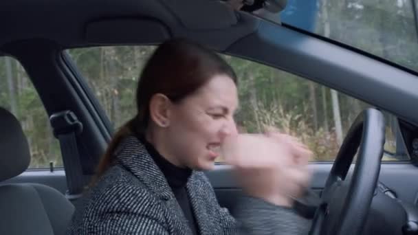 Mujer joven sentada dentro del coche está muy molesto y estresado — Vídeo de stock