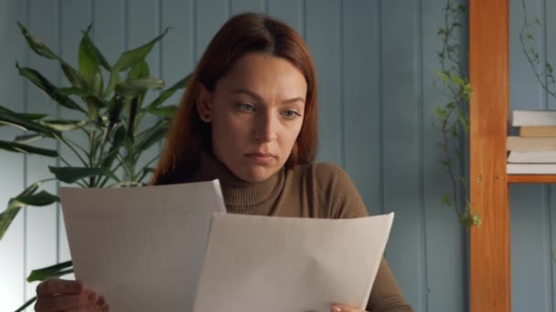 Pénzügyi elemzés, csekk számlák úgy érzi, stresszes és aggódik a megfelelő pénzhiány, kisvállalkozó csőd pénzügyi problémák — Stock videók