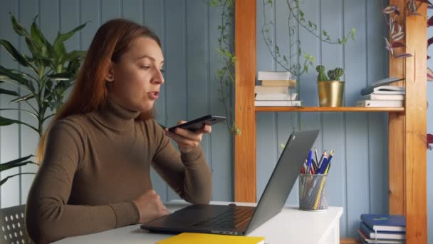 Affärskvinna sitter på arbetsplatsen skrivbord hålla smartphone samtal med kollega på högtalartelefon, lösa arbetsrelaterade frågor, lämna röstbrevlåda svar — Stockvideo