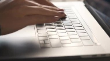 Manzarayı kapat. Dizüstü bilgisayarda yazı yazan kadın elleri