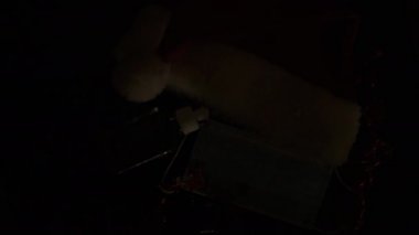 Kapalı Noel, kırmızı peluş Noel Baba şapkası, maske ve el dezenfektanı, Coronavirus önleme