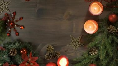 Noel hediyesi, tepeden tırnağa manzara. Kadın eli, içinde hediye olan bir kutuyu Noel ağacı dallarıyla süslenmiş bir ahşap masaya koyar. Yeni yıl hediyeleri.