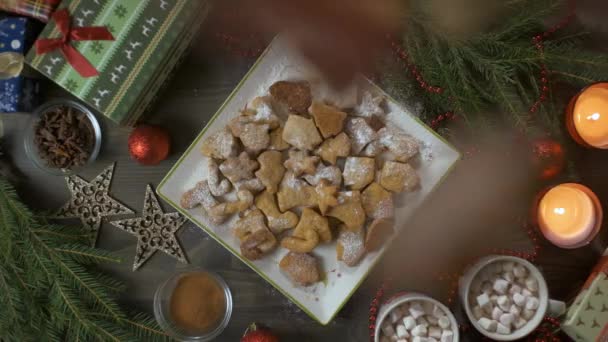 Weihnachtsplätzchen kommen in Zeitlupe auf den Tisch. Weihnachtszeit. — Stockvideo