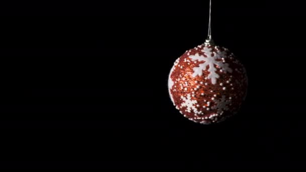 Palle di Natale festive su un buio, isolato. Palle di Natale su un buio, isolato. — Video Stock