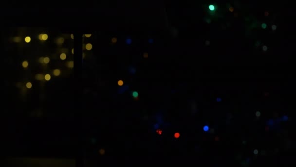 Womans mano accendere la lampada su sfondo di Natale — Video Stock
