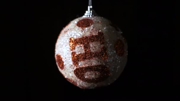 Decorações de árvore de Natal em um fundo preto. Bolas festivas de Natal em um escuro, isolado. árvore de Ano Novo e conceito de férias. — Vídeo de Stock