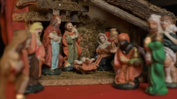 Noche Santa y Natividad de Jesucristo, iluminada decoración navideña del nacimiento de Jesús en pesebre con María. Escena religiosa de estatuillas de Navidad — Vídeos de Stock